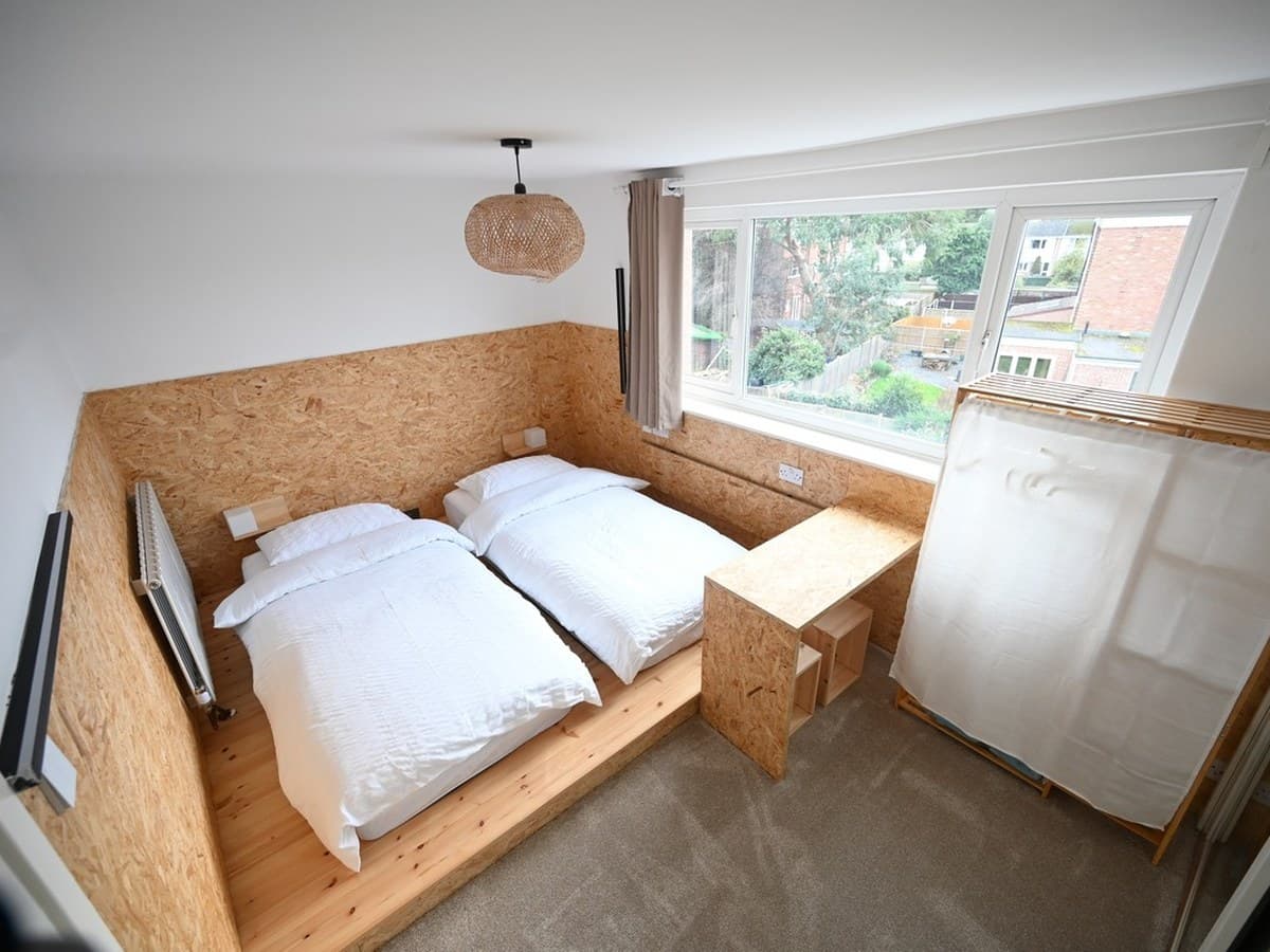 Twin room in OSB, by daylight